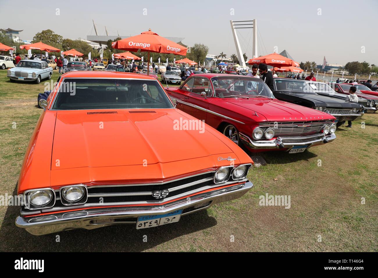 (190323) CAIRO, March 23, 2019 (Xinhua) People visit a vintage