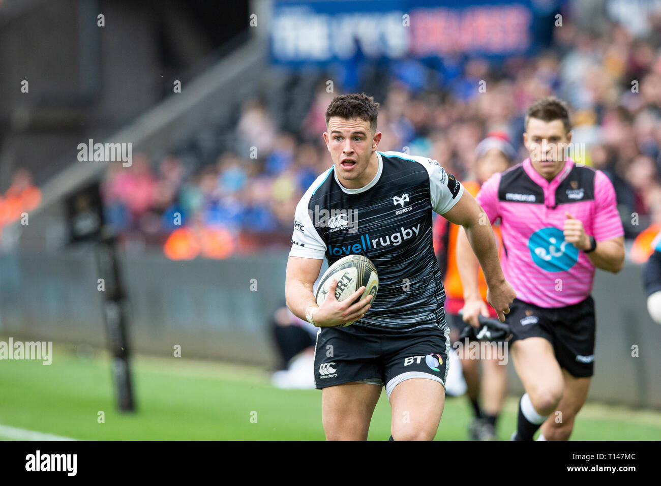 Liberty Stadium, Swansea, Wales, UK. Saturday 23 March 2019. Ospreys centre Owen Watkin on the attack in the Guinness Pro14 rugby match between Ospreys and Dragons. Credit: Gruffydd Thomas/Alamy Live News Stock Photo