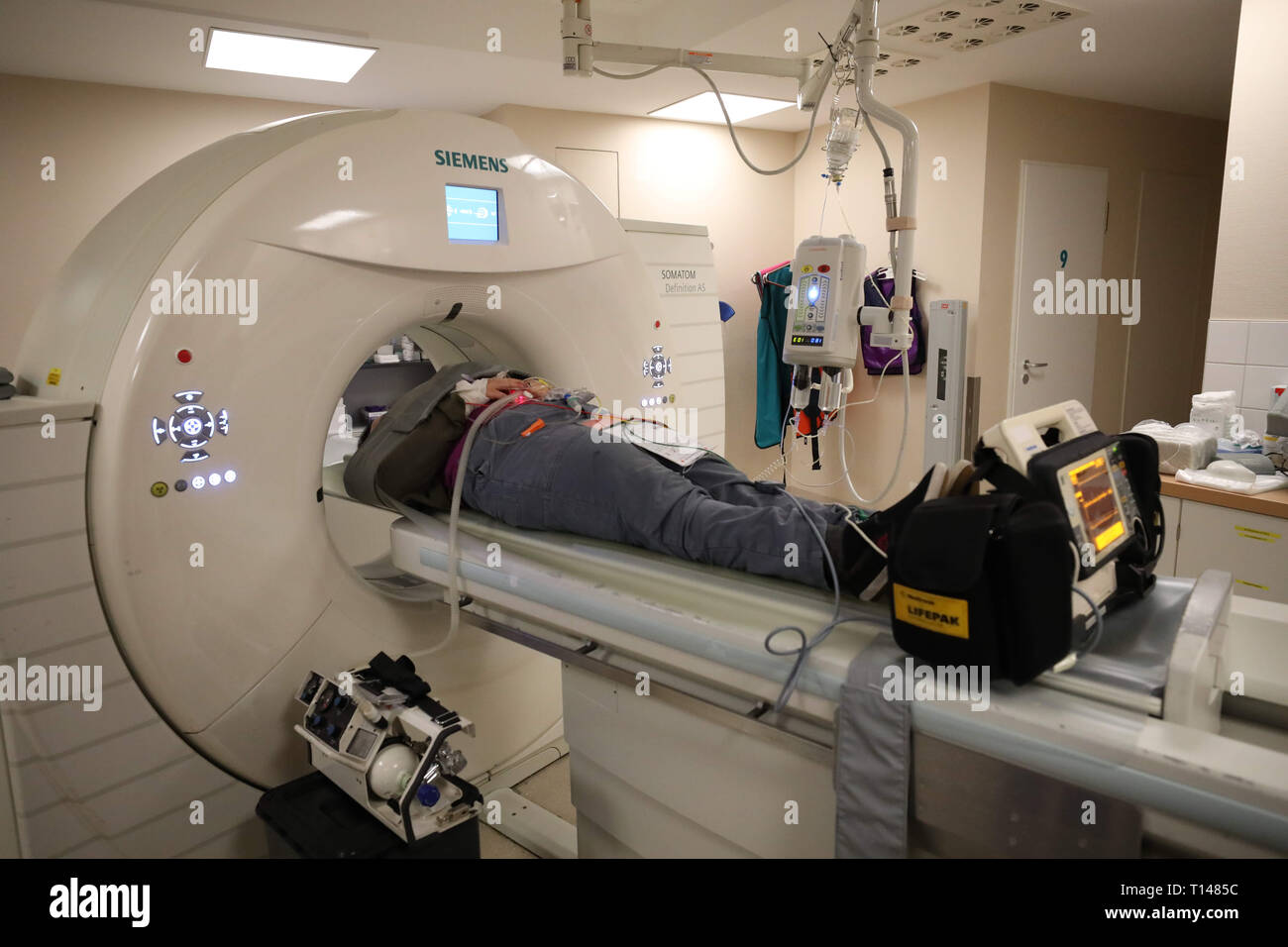 Suhl, Germany. 23rd Mar, 2019. In the SRH Zentralklinikum doctors examine an actor who mimics an injured person in a computer tomograph. During a large-scale exercise in the Berg Bock tunnel of the Autobahn 71 with around 600 participants from the fire brigade, rescue service, ambulance and care trains and the police, the rescue, salvage and care of many injured persons after a serious traffic accident is practiced. Credit: Bodo Schackow/dpa-Zentralbild/ZB/dpa/Alamy Live News Stock Photo