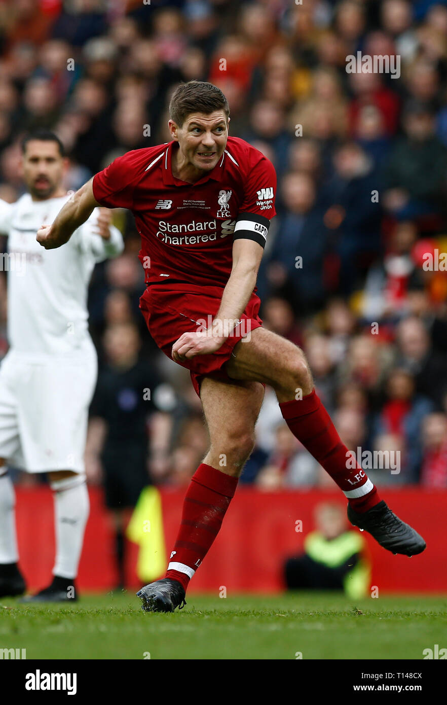 Steven gerrard liverpool fires shot hi-res stock photography and images -  Alamy