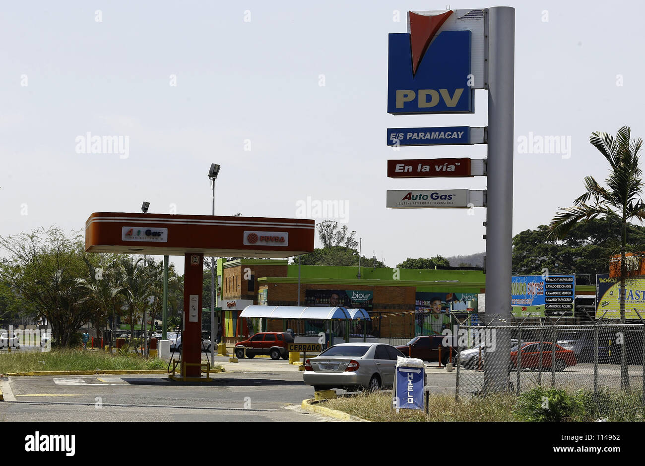 Valencia, Carabobo, Venezuela. 23rd Mar, 2019. March 23, 2019. Service station of Petroleos de Venezuela, PDVSA, official company of the oil industry of Venezuela, recently sanctioned by the government of the United States as a measure of pressure against the regime of Nicolas Maduro. Photo: Juan Carlos Hernandez. Credit: Juan Carlos Hernandez/ZUMA Wire/Alamy Live News Stock Photo