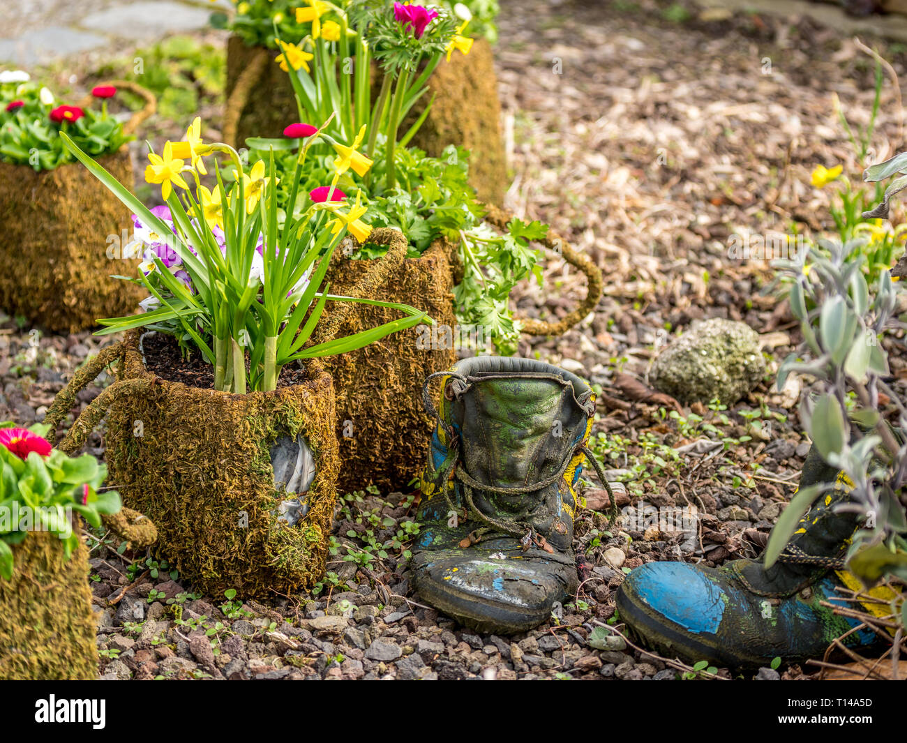 Flower arrangement baskets hires stock photography and images Alamy