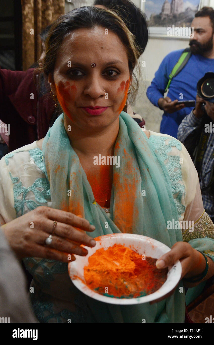 holi colours in lahore