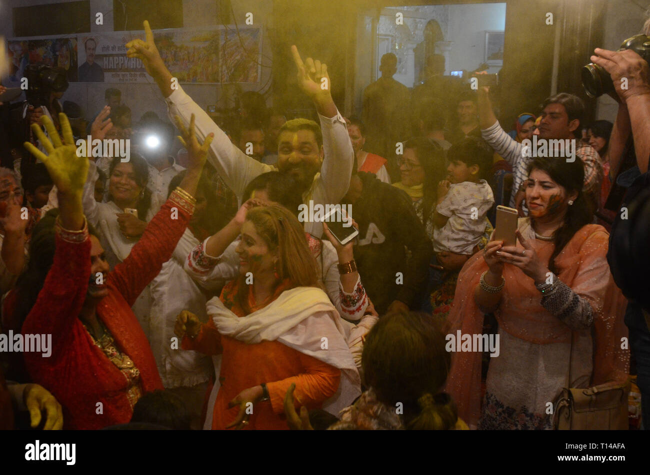 holi colours in lahore