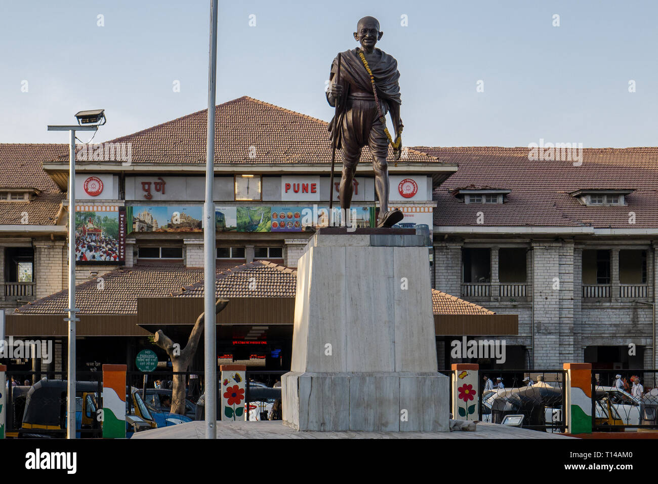 22-03-2019-Statue of Mahatma Gandhi,near Pune Railway Station PUNE