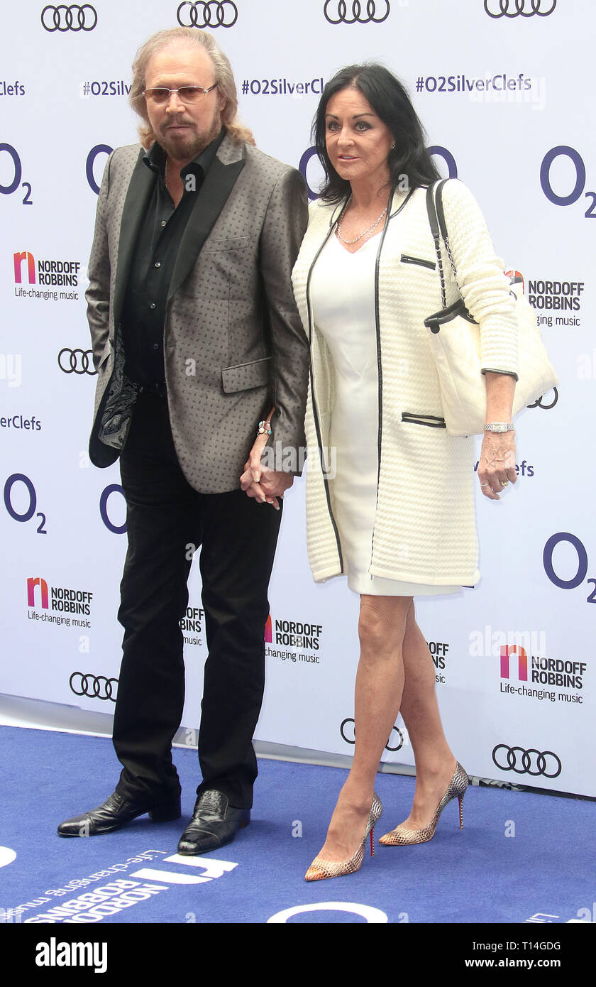 Jul 01, 2016 - London, England, UK - Nordoff Robbins O2 Silver Clef Awards, Grosvenor House Hotel - Red Carpet Arrivals Photo Shows: Barry Gibb, Linda Stock Photo