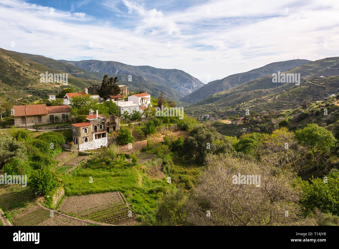 Houses in valley hi-res stock photography and images - Alamy