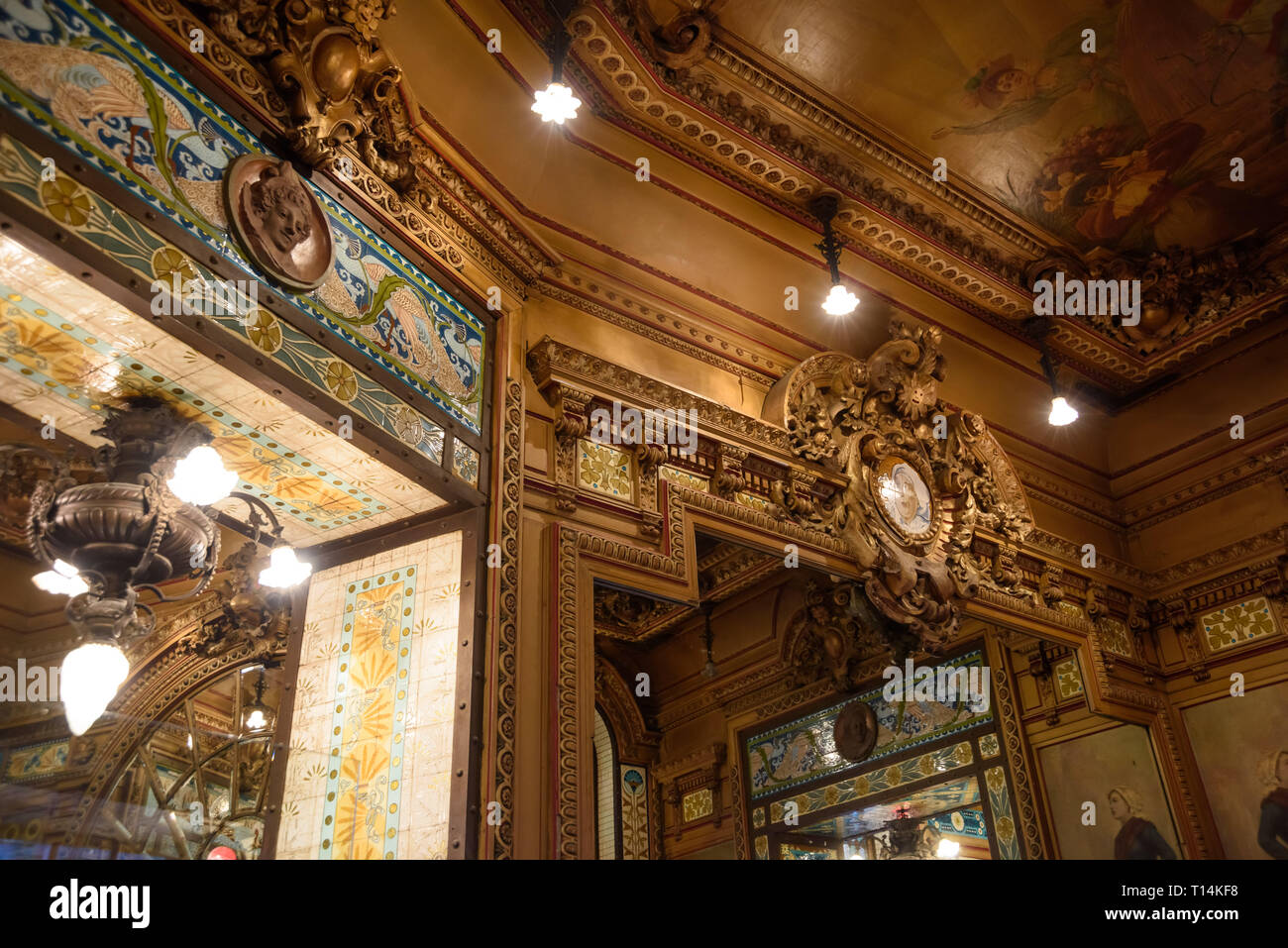 Nantes, Brasserie La Cigale (Architect Emile Libaudiere, 1895) Stock Photo