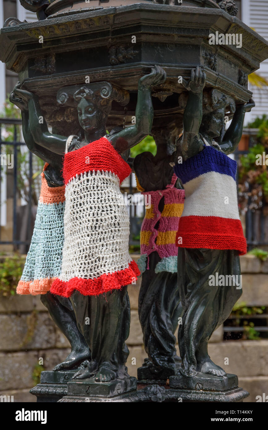 Nantes, Wallace-Brunnen, Brunnenfiguren mit lustiger Bekleidung- Nantes, Wallace-Fountain Stock Photo