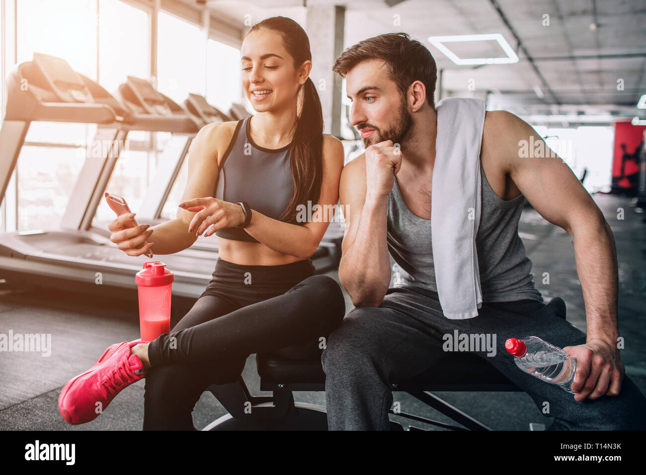 несколько человек. Nice people 3. бизнес заем с телефона. счастливые друзья. удачное собеседование.