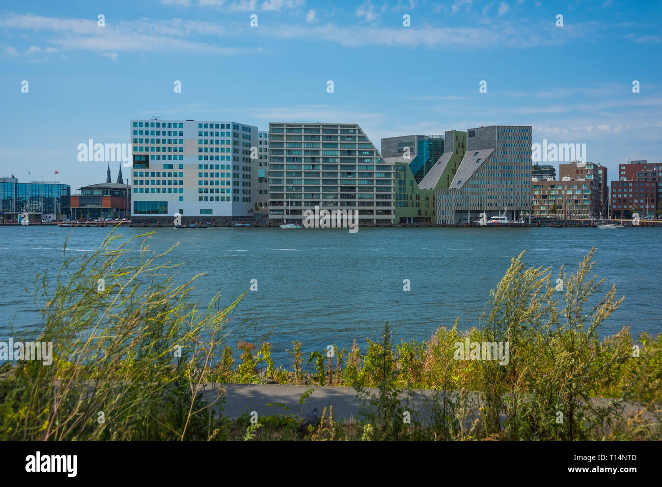 IJdock ist eine Halbinsel, die 2011 in den IJ am Westerdoksdijk hinter dem Hauptbahnhof in Amsterdam gebaut wurde. Die dicht bebaute Insel umfasst das Stock Photo