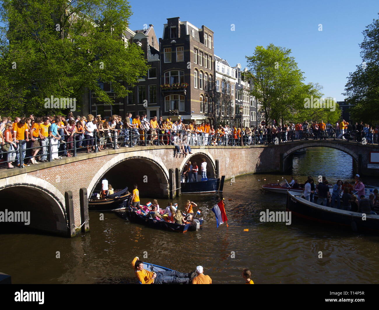 Koninginnedag (deutsch Königinnentag) ist Nationalfeiertag in den Niederlanden, der jährlich am 30. April gefeiert wird. An diesem Tag feiern die Nied Stock Photo