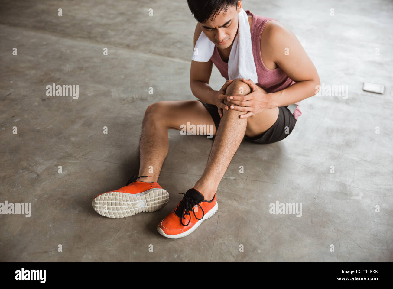 man get knee injury while workout Stock Photo Alamy