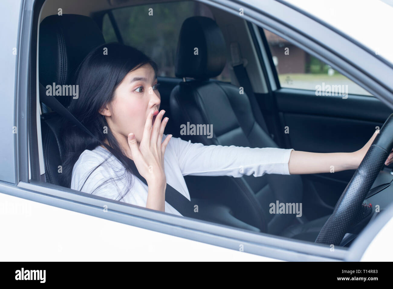 Young woman panic in a car - Image Stock Photo