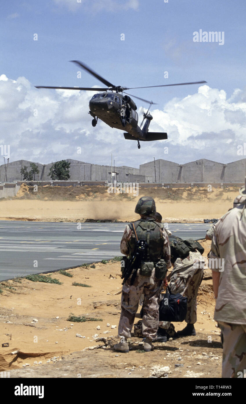 29th October 1993 A U.S. Army Sikorsky UH-60 Black Hawk helicopter landing at the UNOSOM headquarters compound in Mogadishu, Somalia. Stock Photo