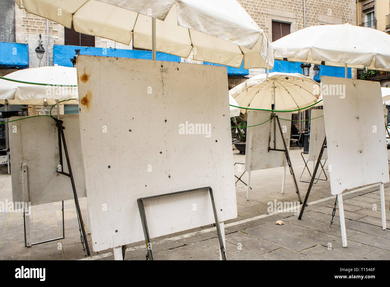 Art exhibition paintings easels hi-res stock photography and images - Alamy