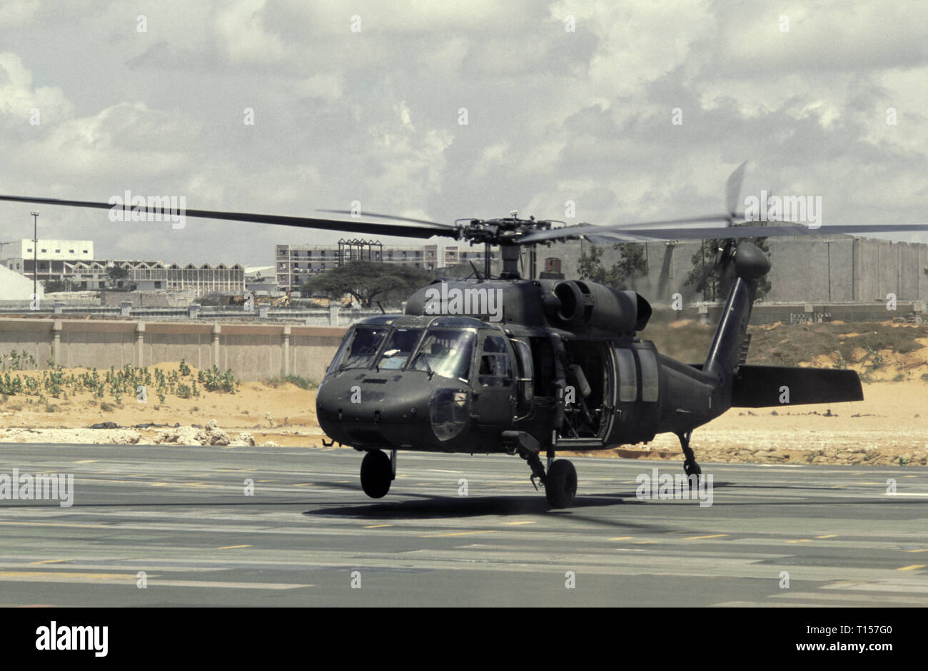 29th October 1993 A U.S. Army Sikorsky UH-60 Black Hawk helicopter landing at the UNOSOM headquarters compound in Mogadishu, Somalia. Stock Photo