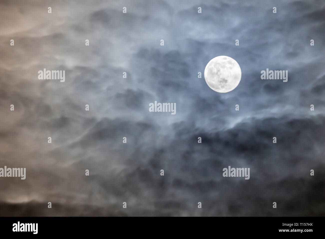 Full Moon with clouds at Night, Dramatic clouds in the moonlight Stock ...