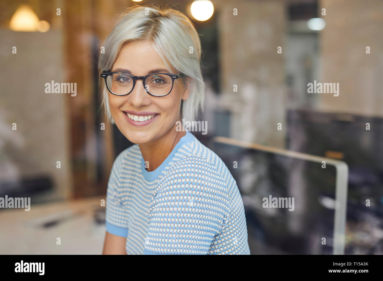 Pretty woman standing office hi-res stock photography and images - Alamy