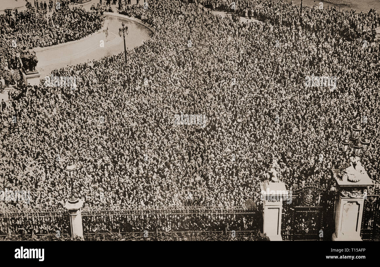 The enormous crowds, estimated to be 250,000 outside Buckingham Palace on the evening of the Silver Jubilee Celebrations, in May 1935 of King George V and Queen Mary. Stock Photo