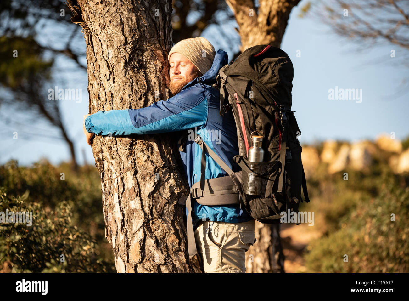 Spanien, Andalusien, Tarifa, Mann umarmt Baum, Baum Stock Photo