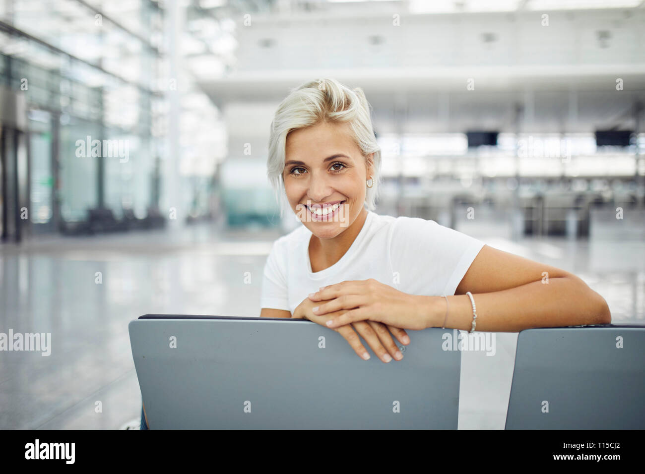 Woman at airport hi-res stock photography and images - Alamy