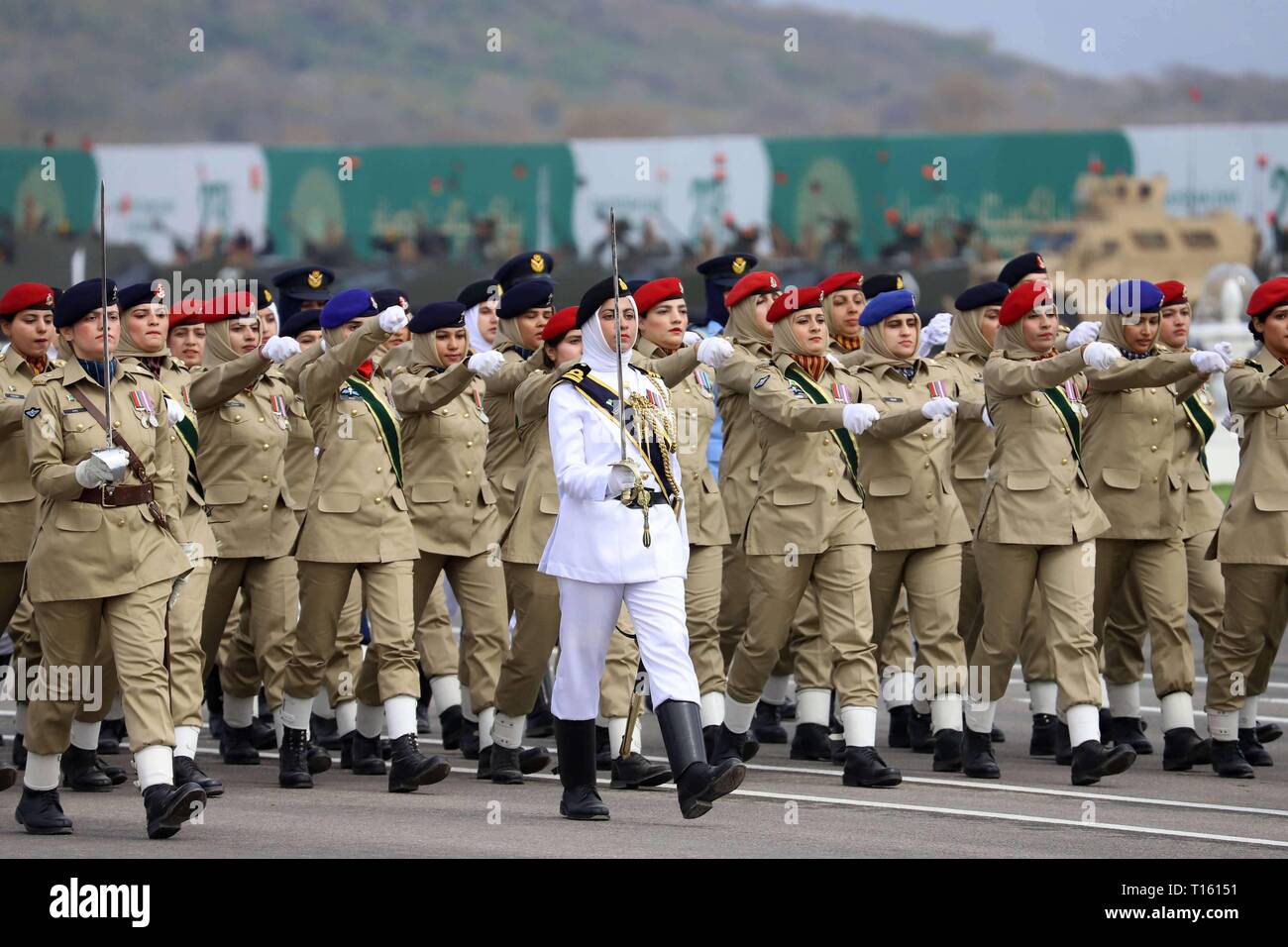 Female soldiers on parade hi-res stock photography and images - Alamy