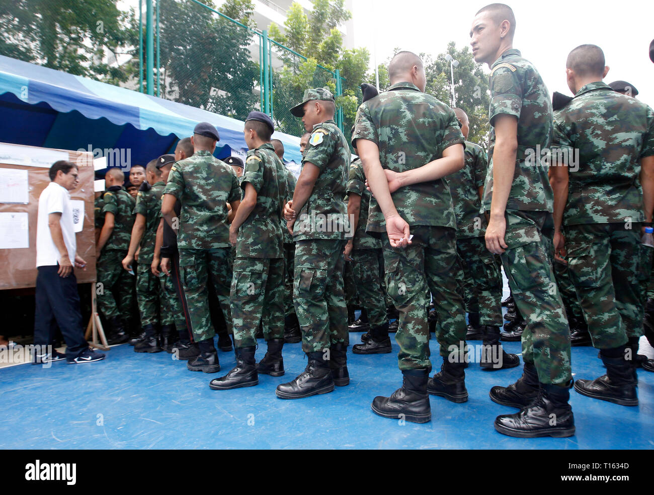 Soldier's queue hires stock photography and images Alamy
