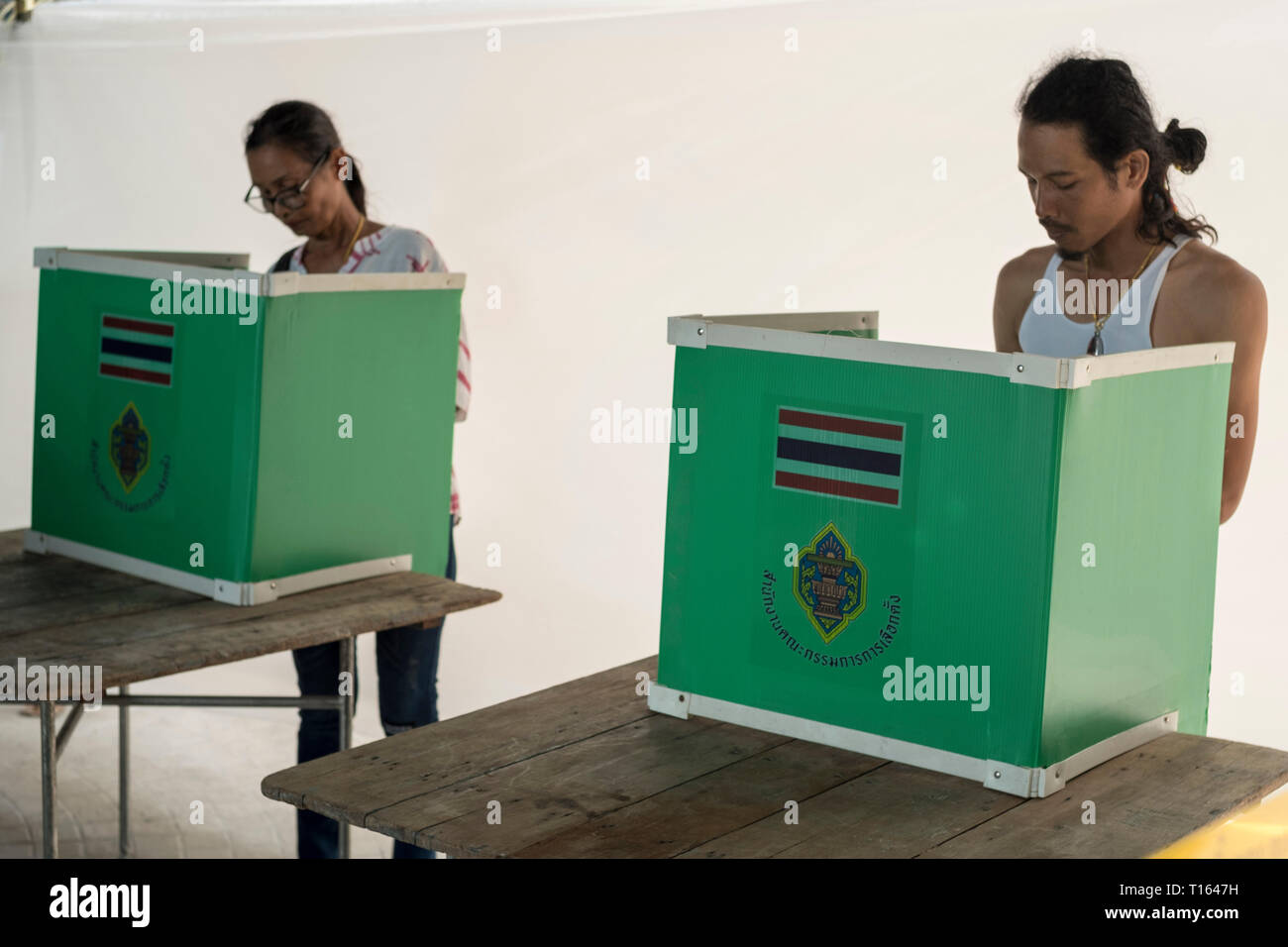 Chalong, Thailand. 24th Mar 2019. People vote behind a booth during Thailand General Election 2019 in Chalong, Phuket, Thailand. Credit: Lou Linwei/Alamy Live News Stock Photo