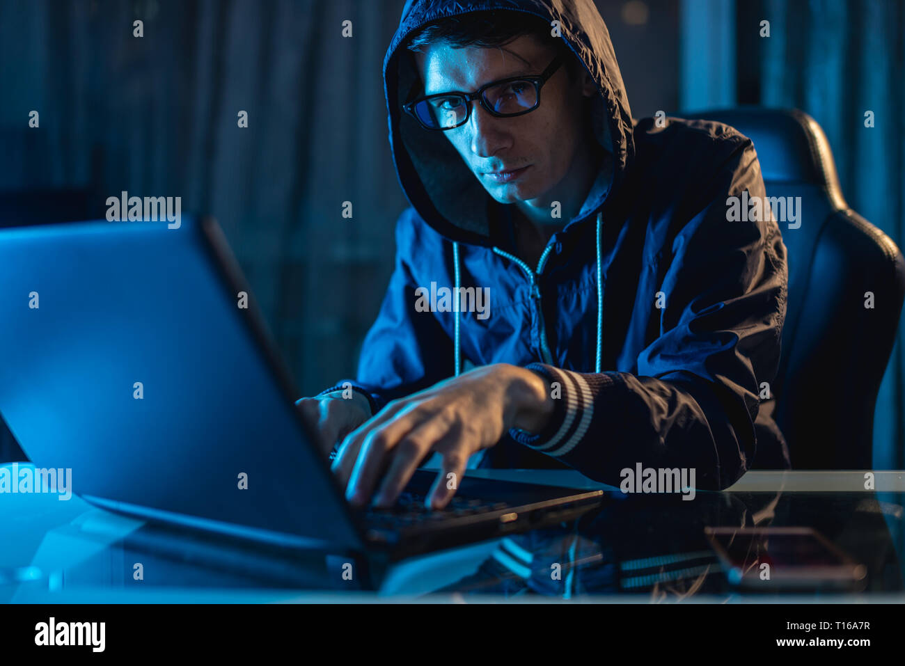 Девушка программист за компьютером. Кибератака хакеров. Hackers use the camera. Films about cybersecurity. Блогер кибер атаки.