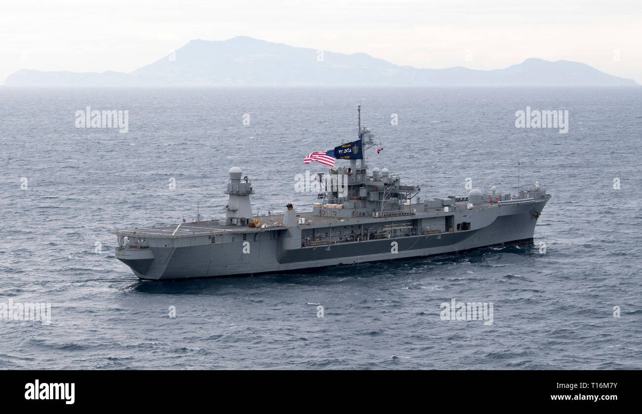 190319-N-BT677-0061  MEDITERRANEAN SEA (March 20, 2019) The Blue Ridge-class command and control ship USS Mount Whitney (LCC 20) flies the battle ensign from the main mast while underway. Mount Whitney, forward-deployed to Gaeta, Italy, operates with a combined crew of U.S. Navy Sailors and Military Sealift Command civil service mariners. (U.S. Navy photo by Mass Communication Specialist 3rd Class Jonathan Word/Released) Stock Photo