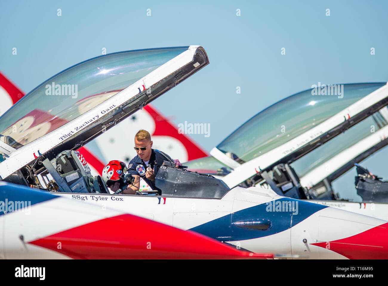 Page 3 F 16 Cockpit High Resolution Stock Photography And Images Alamy