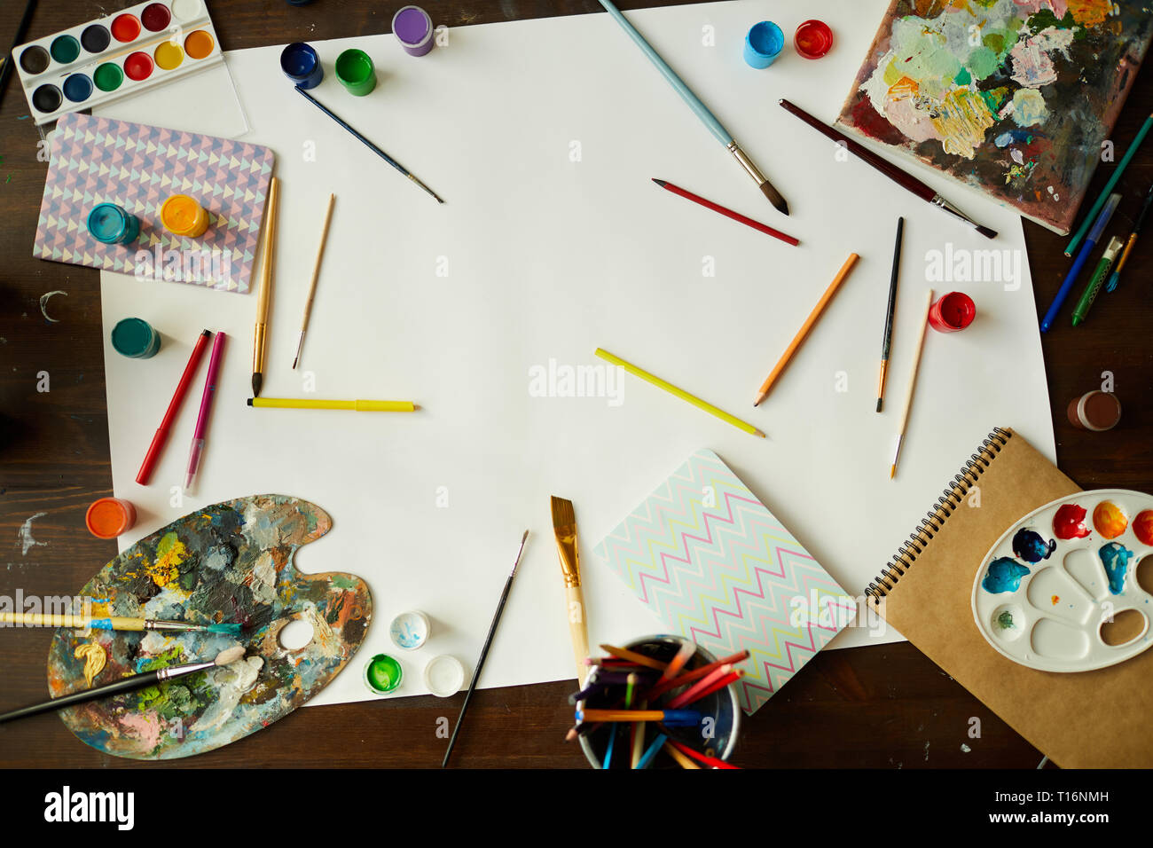 Art therapy class children hi-res stock photography and images - Alamy