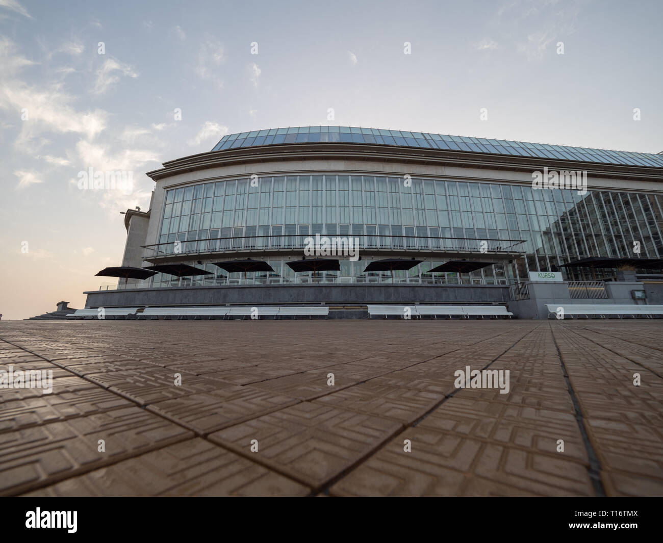 Fachada del Casino Kursaal en Ostend, uno de los más grandes de Europa, evocando la esencia del juego.