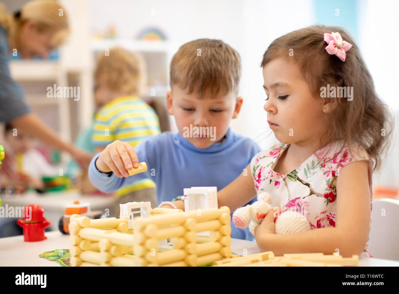 A Escola Com Grande Plástico Escava Um Túnel O Jogo Para Crianças Em Idade  Pré-escolar Foto de Stock - Imagem de playtime, kindergarten: 82542640