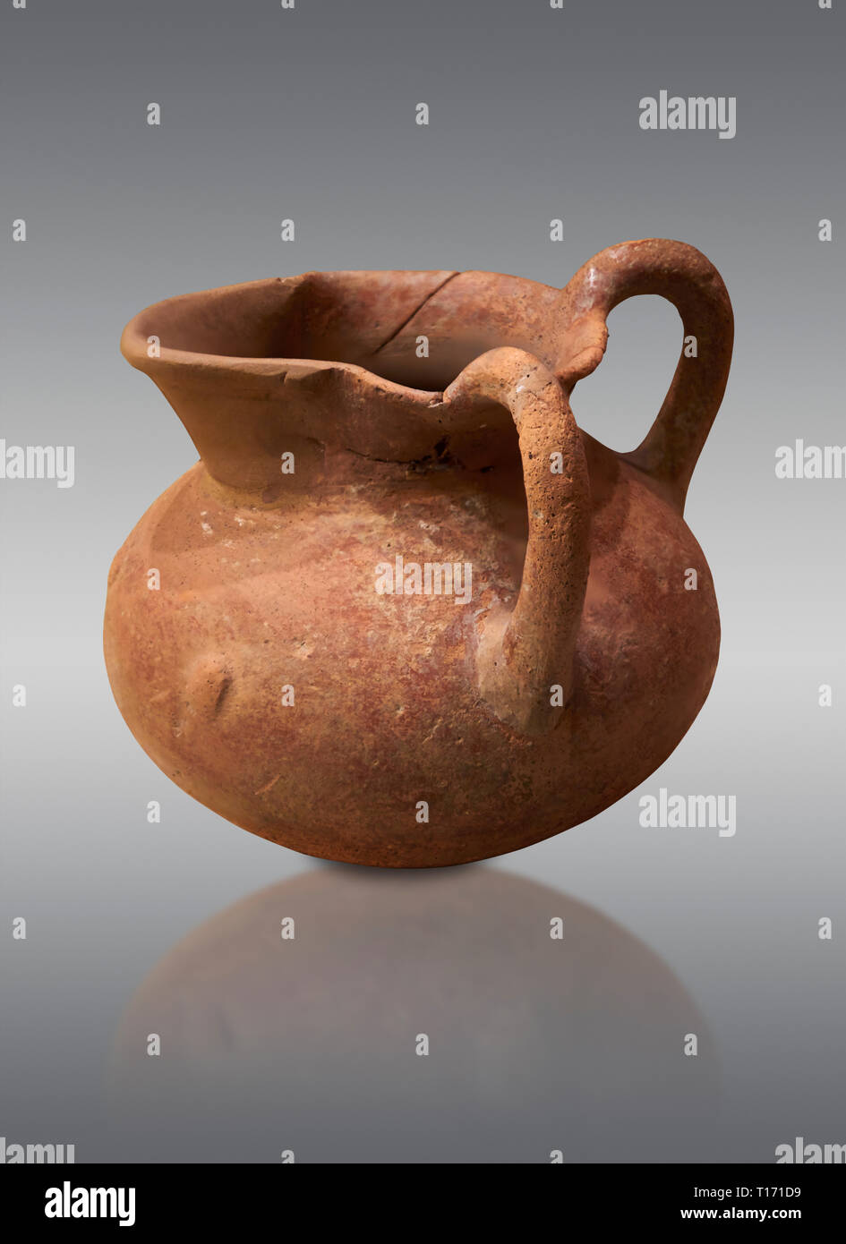 Hittite terra cotta two handled pitcher. Hittite Period, 1600 - 1200 BC.  Hattusa Boğazkale. Çorum Archaeological Museum, Corum, Turkey Stock Photo