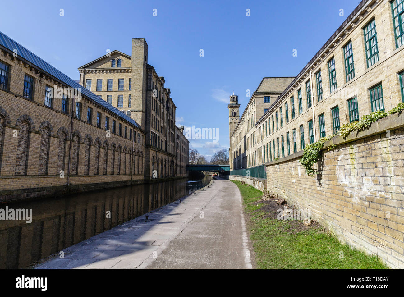 Salts Mill (sometimes spelled Salt's Mill) is a former textile mill, now an art gallery, shopping centre, and restaurant complex in Saltaire, Bradford Stock Photo