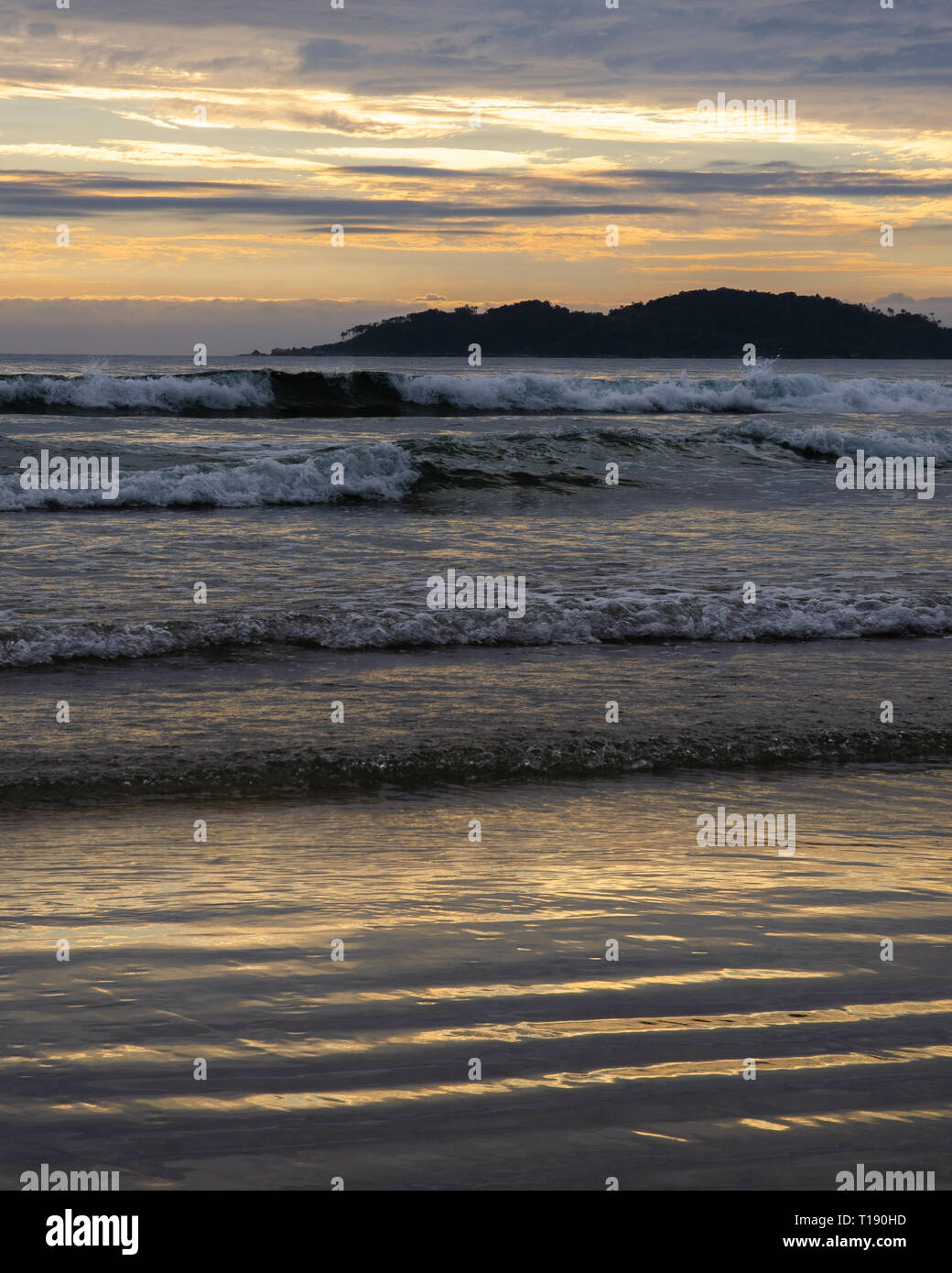 Sunrise with golden light hi-res stock photography and images - Alamy