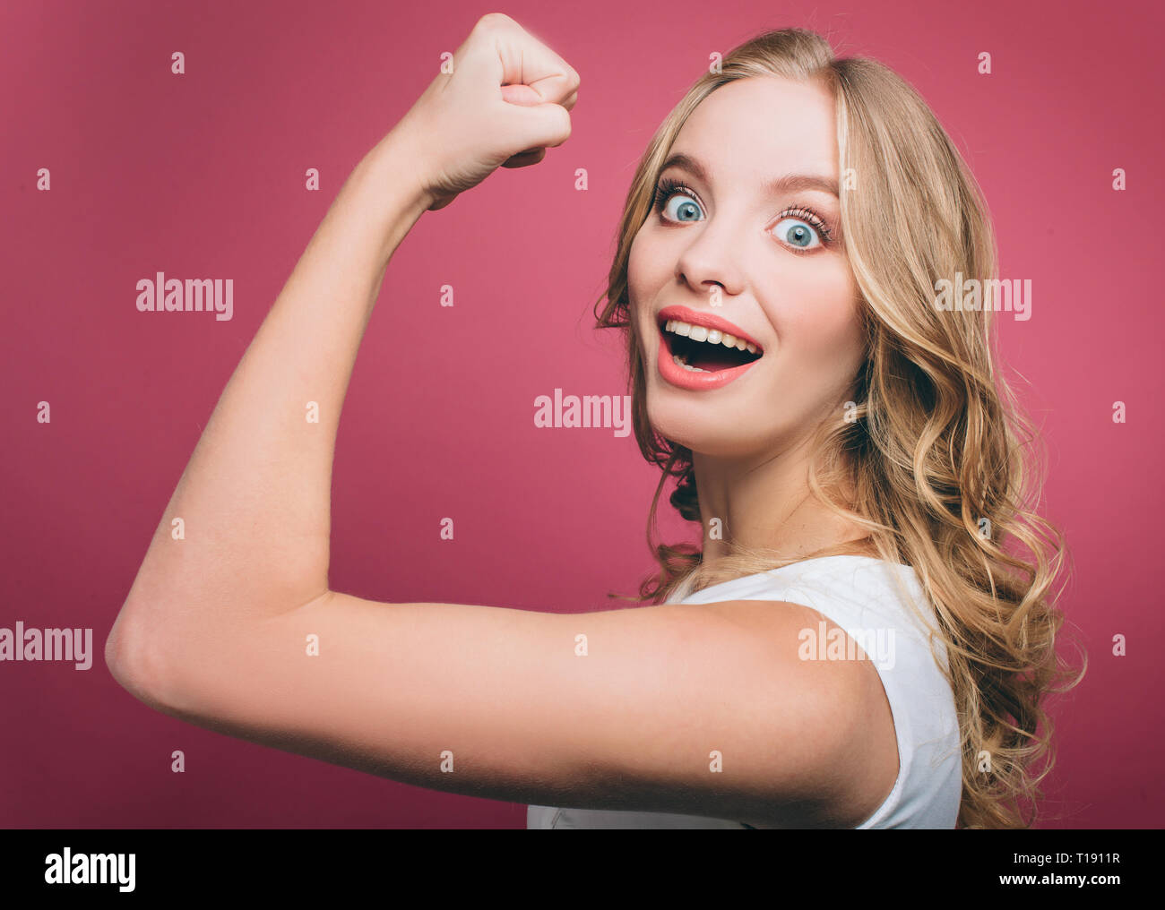 Look she is smiling. Женщина которая не улыбалась 40 лет фото. Look she is smiling. Enjoyable relaxing dull exciting interesting frustrating. Девушка в рубашке рукой указывает.