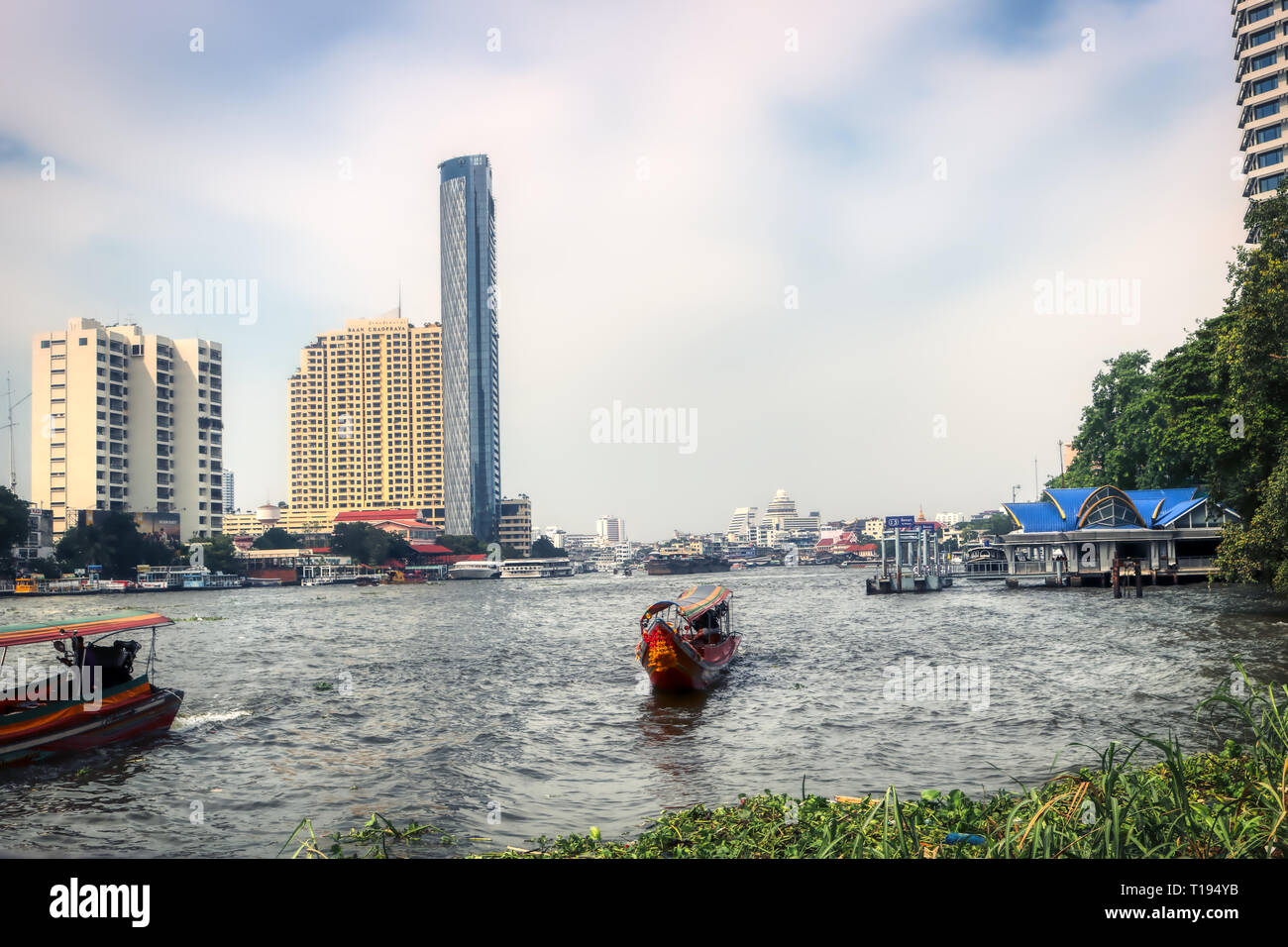 This Unique Photo Shows Like The Old Traditional Long Tail Boats 