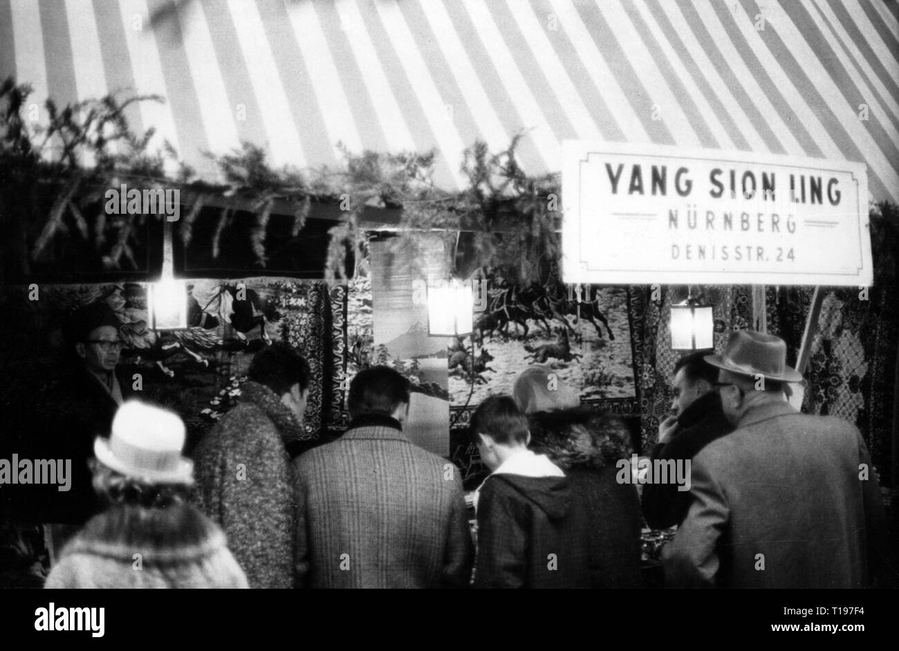 Christmas, Christmas markets, Nuremberg Christmas market, booth of Yang Sion Ling, December 1963, Additional-Rights-Clearance-Info-Not-Available Stock Photo