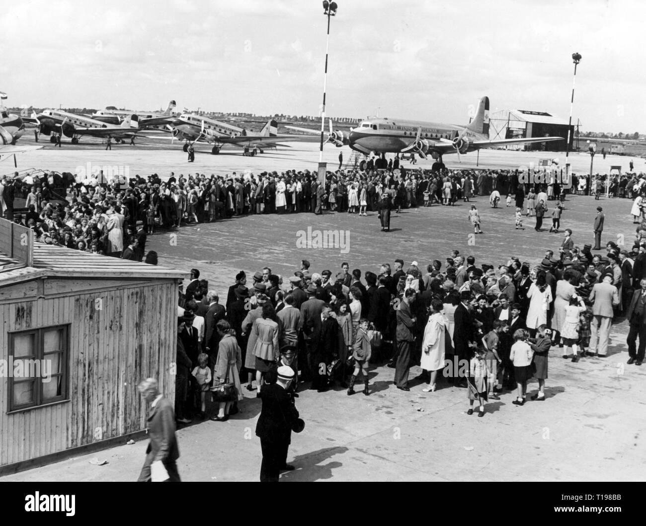 transport / transportation, aviation, airport, Amsterdam Schiphol, apron, rush of visitors, circa 1950, Additional-Rights-Clearance-Info-Not-Available Stock Photo