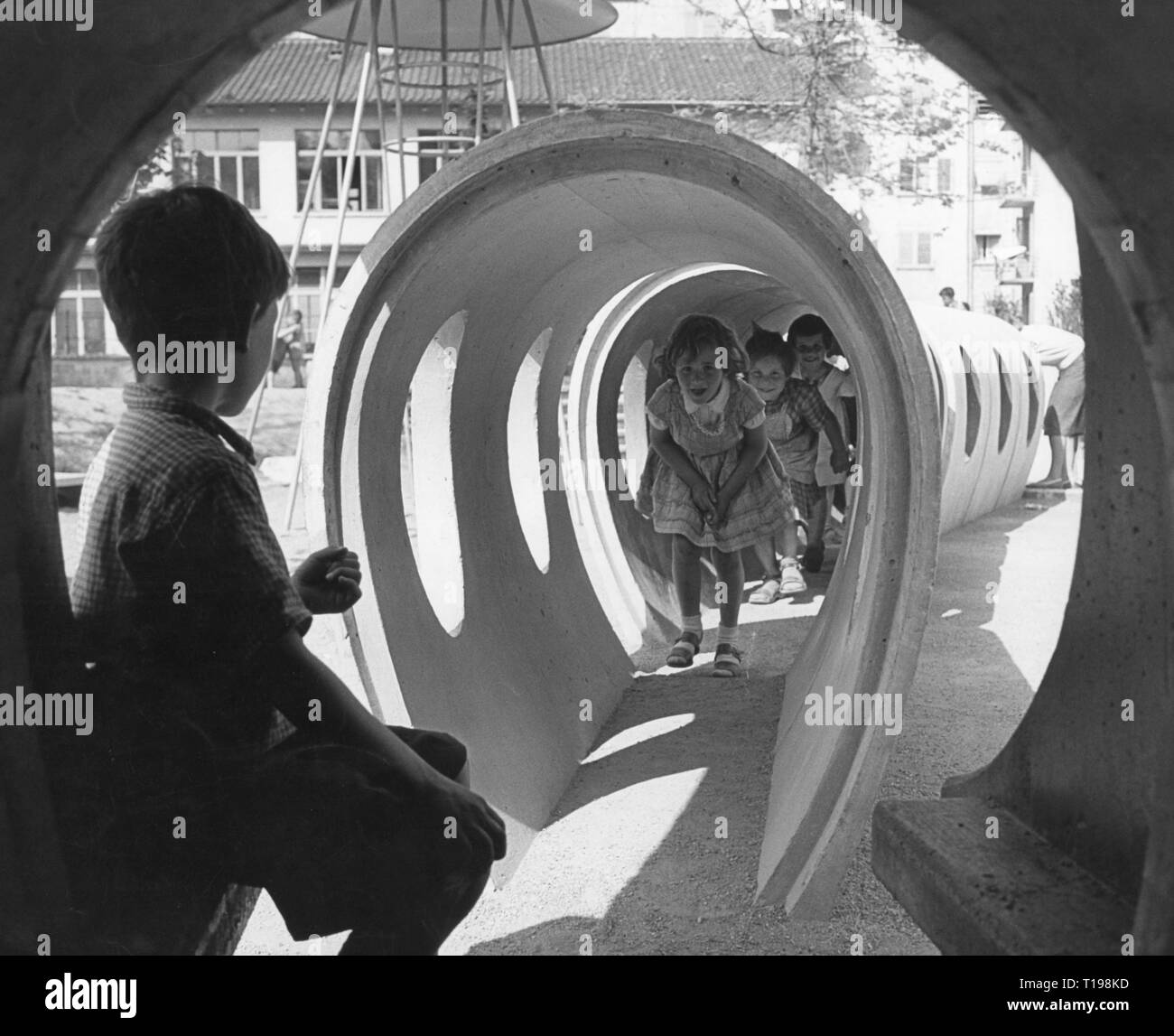 Playing girls children 1970s hi-res stock photography and images - Alamy