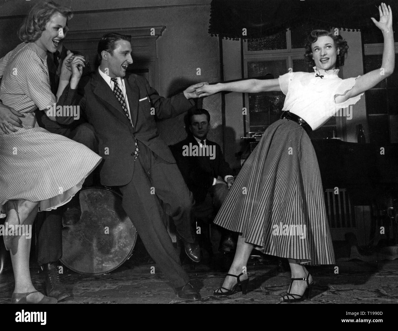 1950s men and women dancing hi-res stock photography and images - Alamy