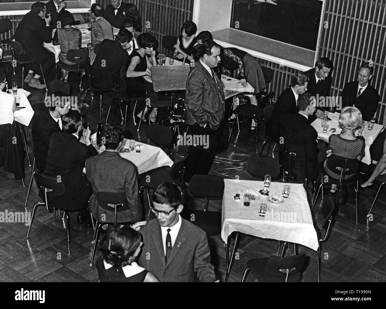 festivities, party, party in the P9, with host Ado Schlieer (standing), Germany, circa 1960, people, group, groups, dancing, dance, dances, festival, festivals, celebration, broadcast, bar, bars, tables, table, teenager, teen, teenagers, teens, 1950s, 20th century, 1960s, festivities, festivity, host, hosts, historic, historical, half-length, half length, Additional-Rights-Clearance-Info-Not-Available Stock Photo