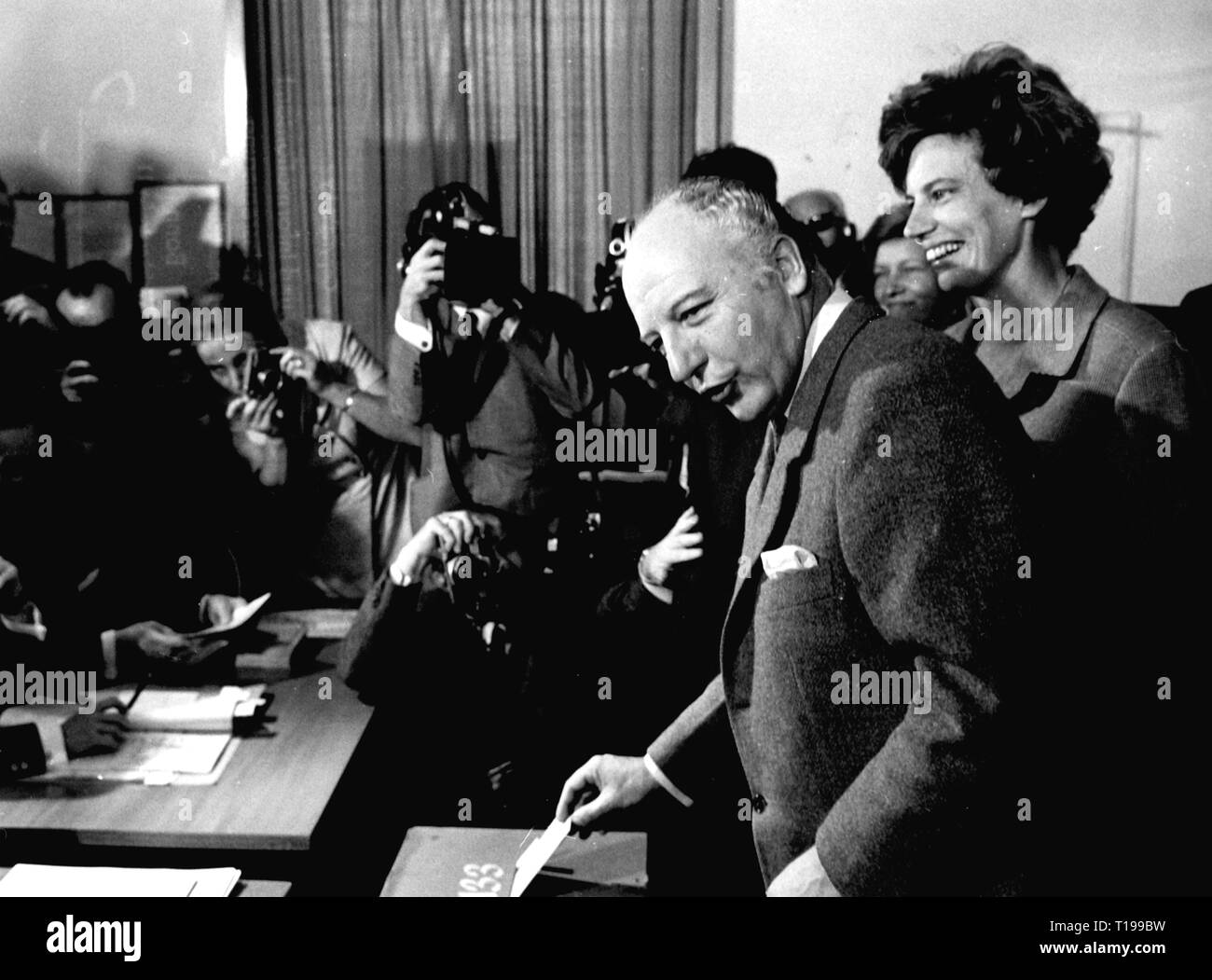 politics, elections, Germany, Election to the Federal Diet 1969, Walter Scheel, candidate of the Free Democratic Party, with wife Mildred casting his vote, 28.9.1969, FDP, ballot card, ballot paper, voting paper, ballot cards, ballots, voting papers, spoiled ballot papers, ballot box, voting box, ballot boxes, voting boxes, polling station, polling stations, votes, voting, vote, ballot, balloting, electing, elect, press, presses, half-length, half length, people, group, groups, Bundestag, election, Federal Republic of Germany, 20th century, 1960s, Additional-Rights-Clearance-Info-Not-Available Stock Photo