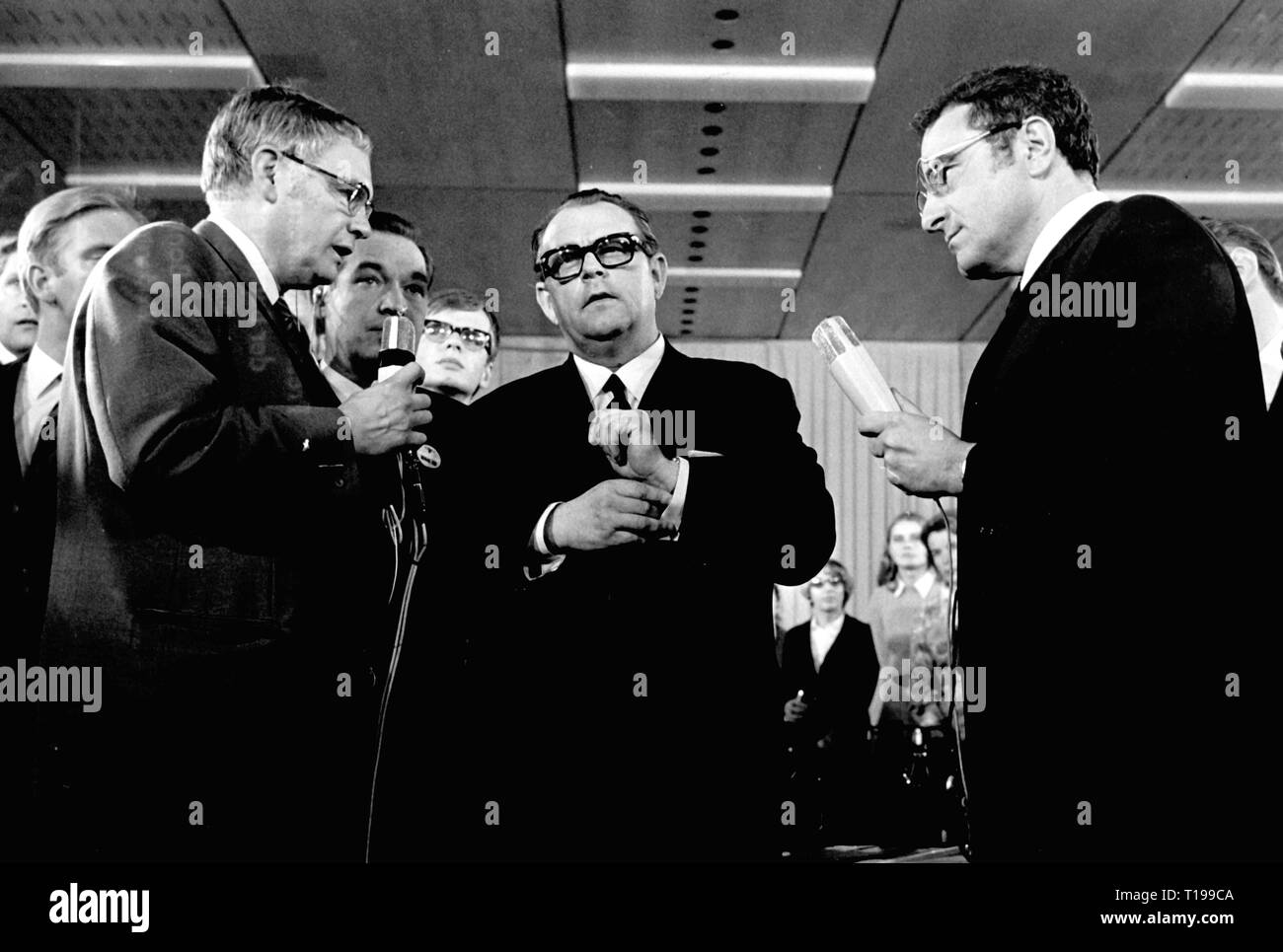 politics, elections, Germany, Election to the Federal Diet 1969, federal whip of the Social Democratic Party of Germany Hans-Juergen Wischnewski with the journalists Gerhard Loewenthal Peter Merseburger, Bonn, 28.9.1969, politician, politicians, Social Democratic Party of Germany (SPD), interviews, interview, conversation, conversations, talk, talks, half-length, half length, people, Bundestag election, Federal Republic of Germany, Hans, Jürgen, 20th century, 1960s, politics, policy, elections, polls, journalist, journalists, historic, historical, Additional-Rights-Clearance-Info-Not-Available Stock Photo