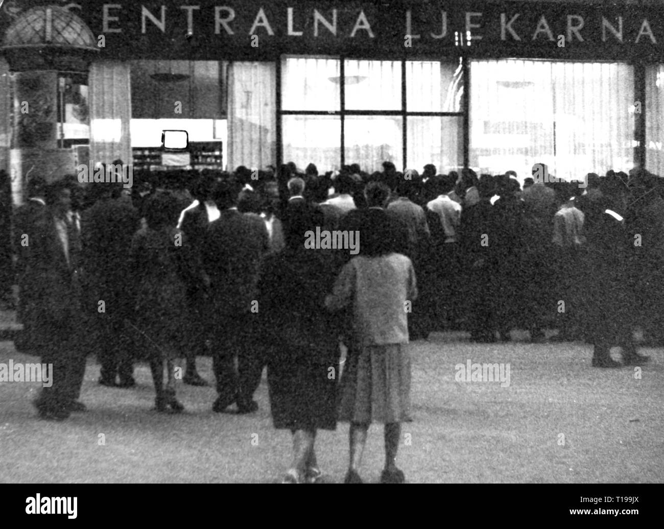 broadcast, television, broadcast stations, of the first Yugoslavian telestation is beginning its service, curious people in front of the broadcast studio, Zagreb, 15.5.1956, Additional-Rights-Clearance-Info-Not-Available Stock Photo