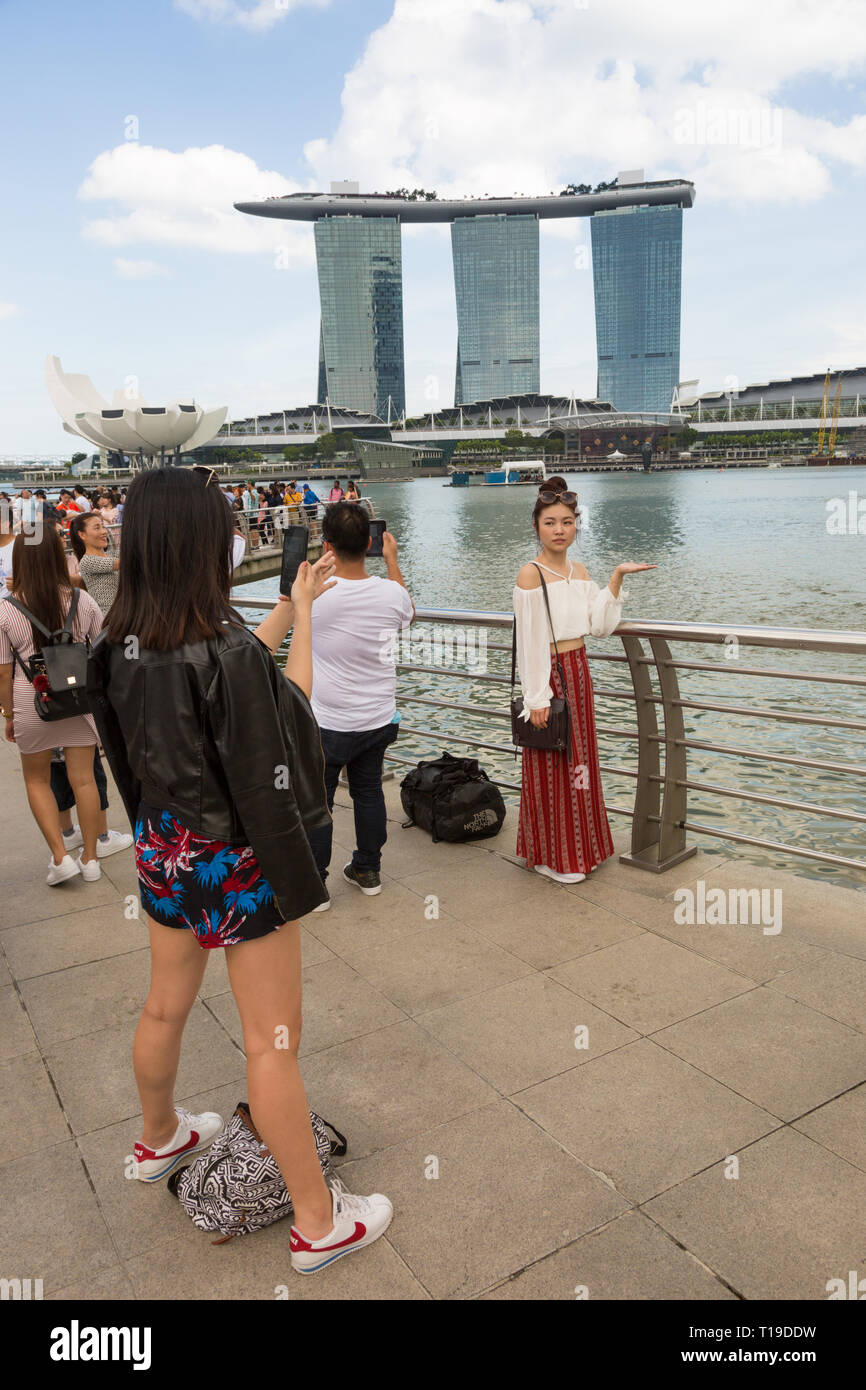 Tourists at the marina, Singapore, with Marina Bay Sands hotel Stock Photo