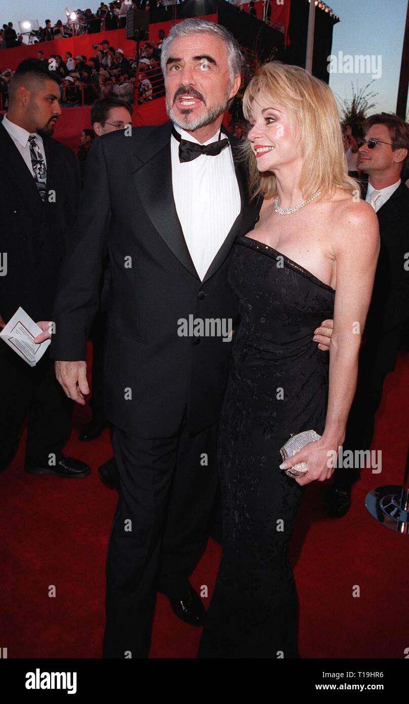LOS ANGELES, CA March 23, 1998 Actor BURT REYNOLDS & girlfriend PAM SEALS at the 70th Academy